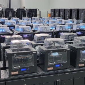 Flashforge “Veteran” Drives the Rise of a North American 3D Printing Farm: From Garage Startup to a Daily Output of 2,000 Parts